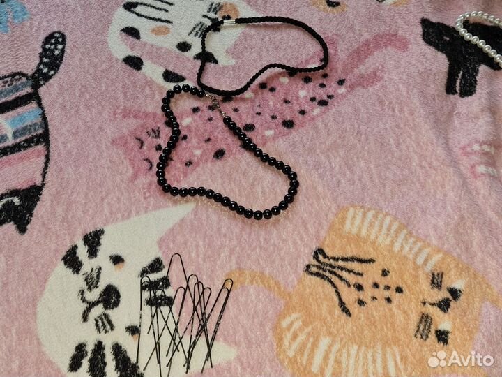 Бусы, резинка для волос и невидимки для пучка