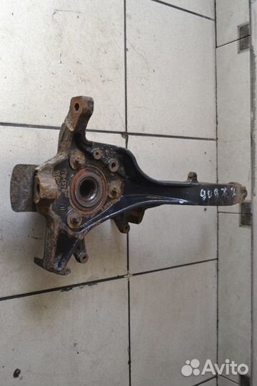 Поворотный кулак передний левый Dodge Stratus 1