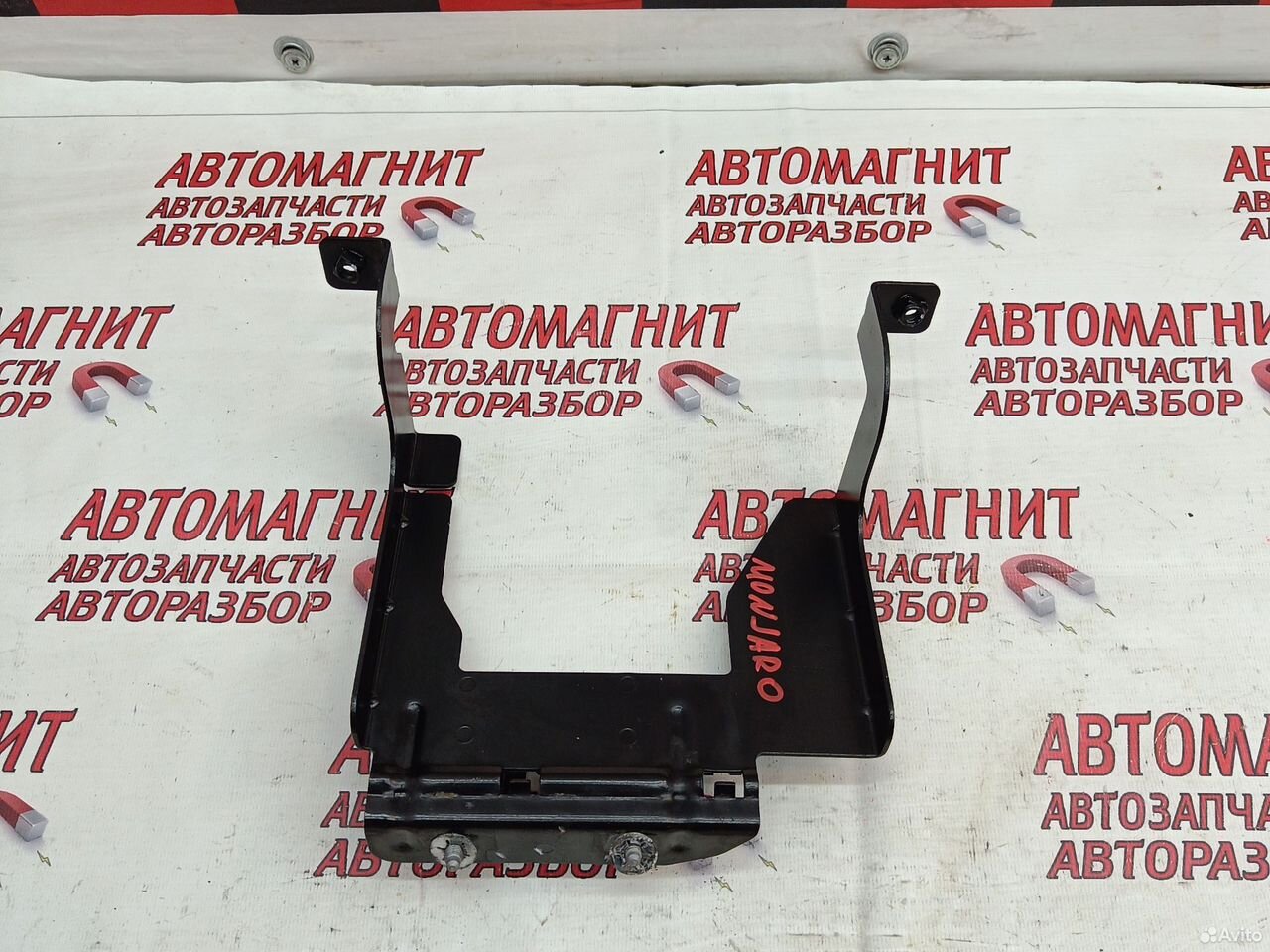 Кронштейн крепления АКБ Geely Monjaro