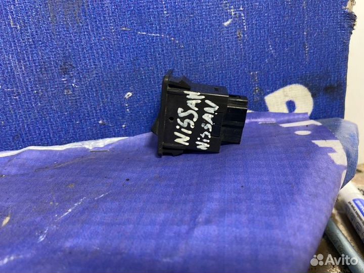 Кнопка. Nissan Bassara минивен KA24 2001