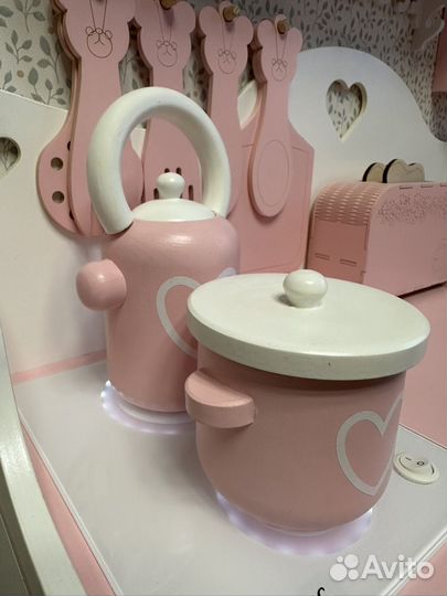 Детская деревянная кухня с посудой