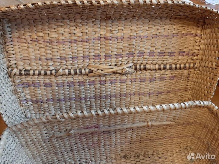 Плетеный соломенный чемодан