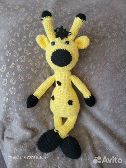 Жираф связан крючком