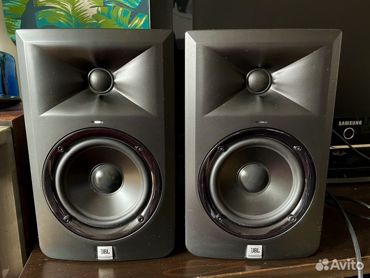 Студийные мониторы JBL LSR 305
