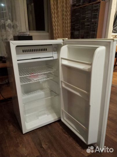 Холодильник б/у Shivaki shrf-100CH