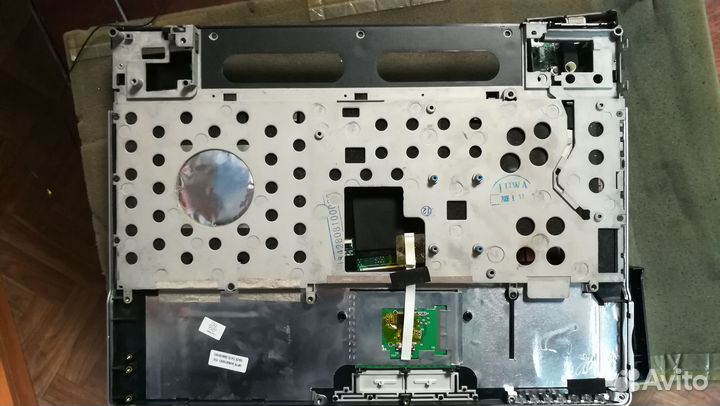Ноутбук в разобранном виде на запчасти