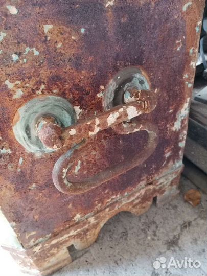 Старинная полковая касса. Старинный сейф