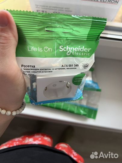 2 розетки и рамка Schneider Atlas Design