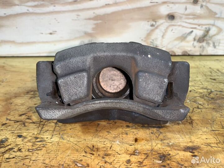 Суппорт передний правый Toyota Porte NNP10 2nzfe