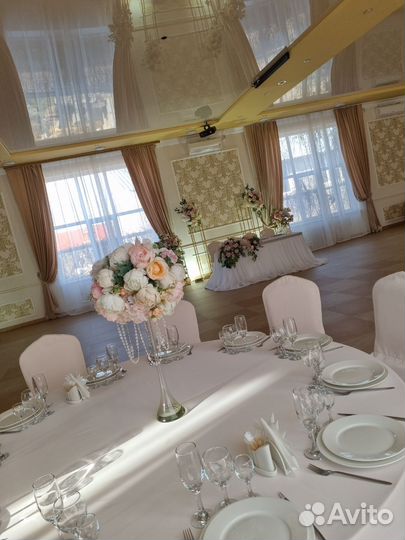 Вазы с цветами на гостевые столы