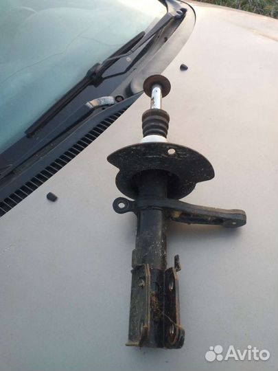 Амортизатор передний правый на крайслер 300м 2000г