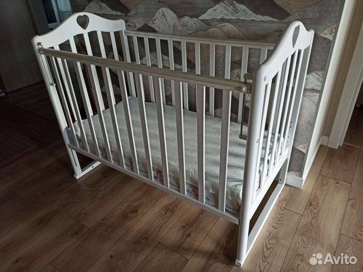 Детская кроватка с маятником