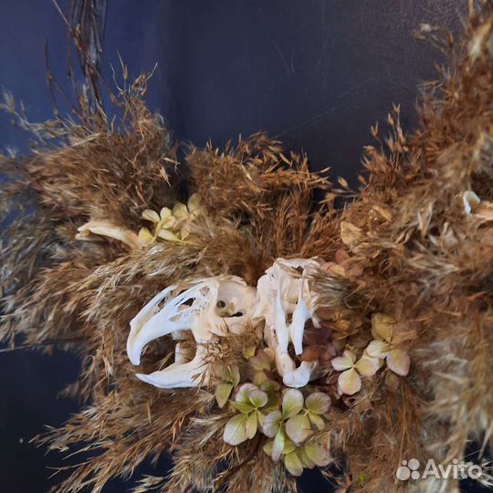 Венок из сухоцветов и черепов кроликов