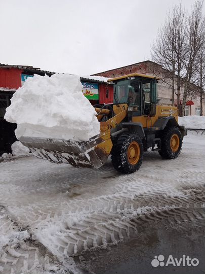 Чистка снега погрузчиком