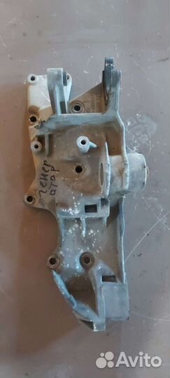 Кронштейн гура генератора на Volkswagen Passat B5