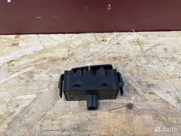 Кнопка аварийной сигнализации Renault Logan