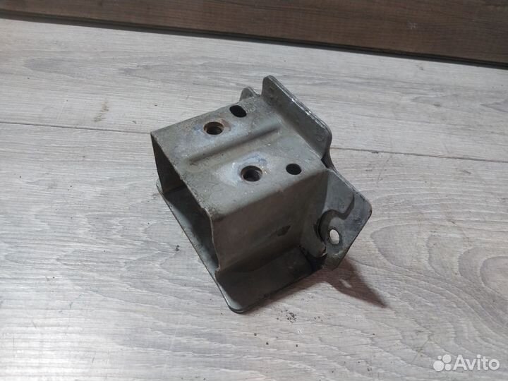 Кронштейн усилителя бампера Nissan Primera P12 R