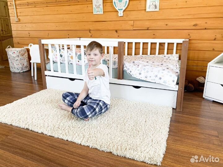 Детская кровать из массива дерева (с бортиком)