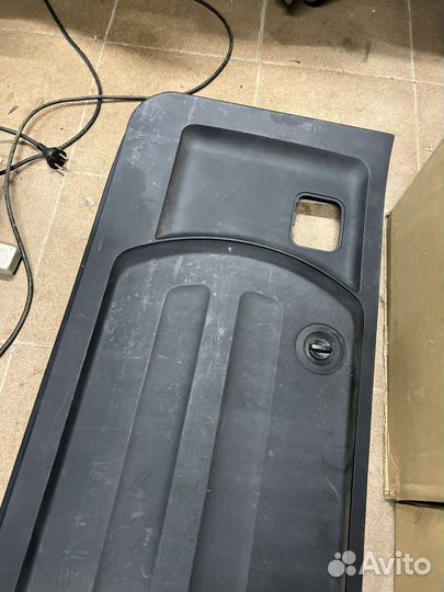 Обшивка двери багажника Паджеро 4