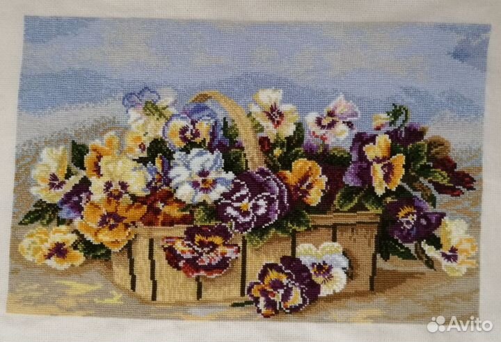 Картины вышиты крестом без рам