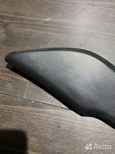 Левая накладка под сиденьем kawasaki Versys 650