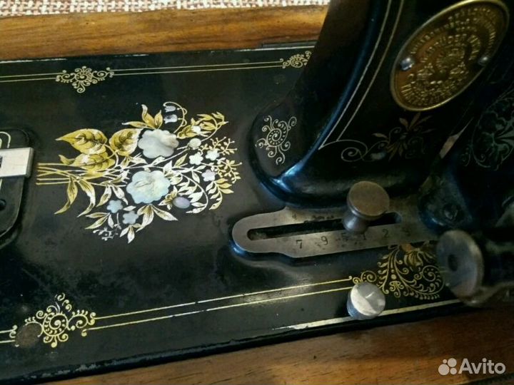 Старинная швейная машинка 