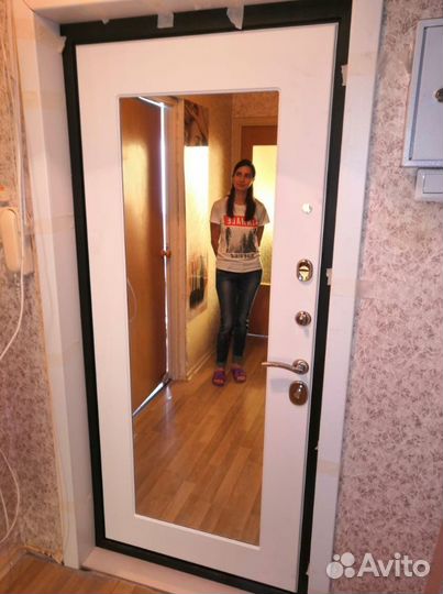 Входная дверь с зеркалом для квартиры