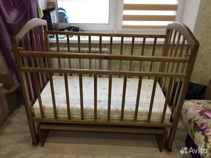 Продам детскую кроватку с маятником и матрасом