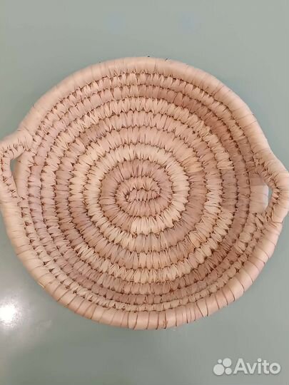 Плетёное блюдо из пальмого листа