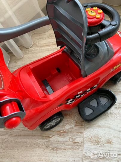 Машинка толокар с родительской ручкой