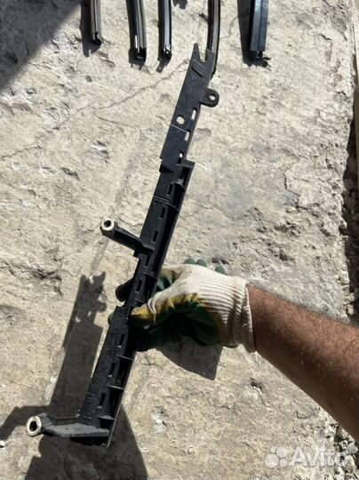 Направлюший стекла задней двери Рендж Ровер Эвок