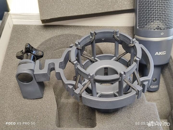 Студийный конденсаторный микрофон AKG C 2000