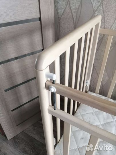 Детская кроватка с маятником