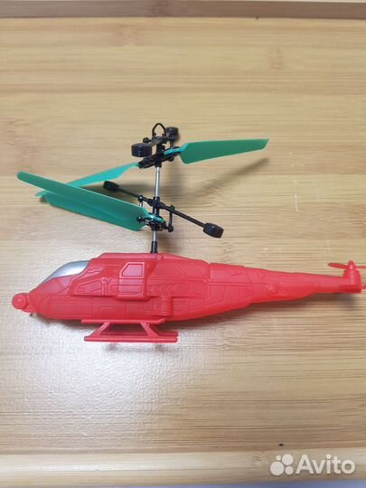 Игрушка вертолёт