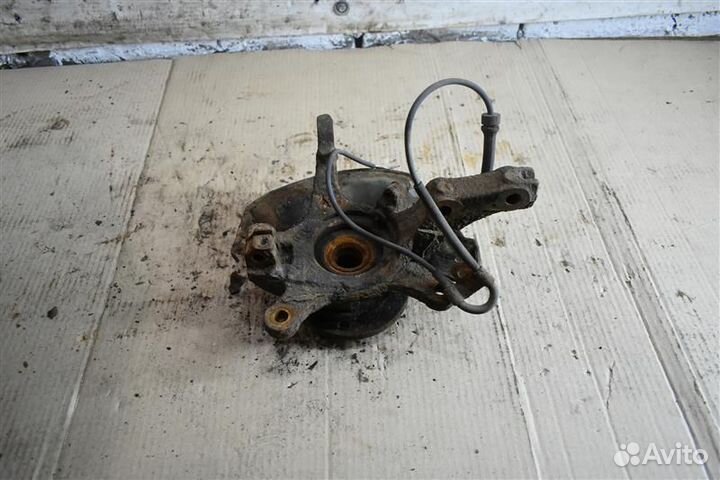 Кулак поворотный передний левый Suzuki Swift 3