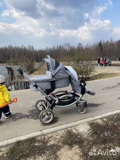 Коляска для двойни погодок