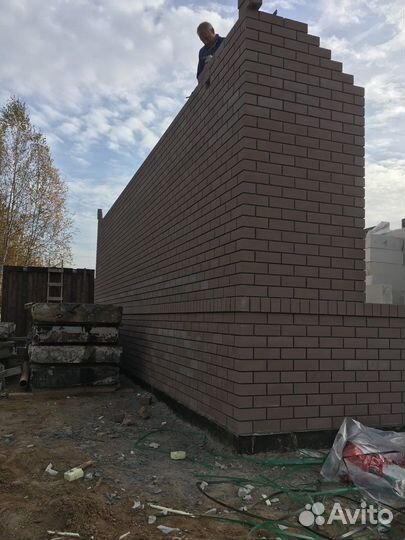 Бригада строителей каменщики