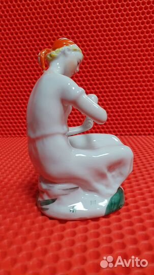 Девушка с ромашкой лфз статуэтка