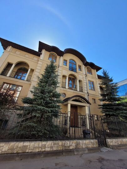 Дом 707,6 м² на участке 6,1 сот.