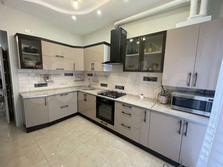 2-к. квартира, 77 м², 2/4 эт.