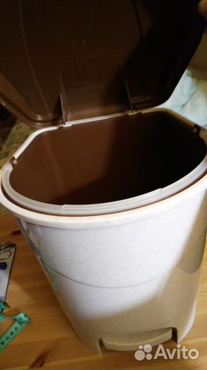 Контейнер для мусора с педалью