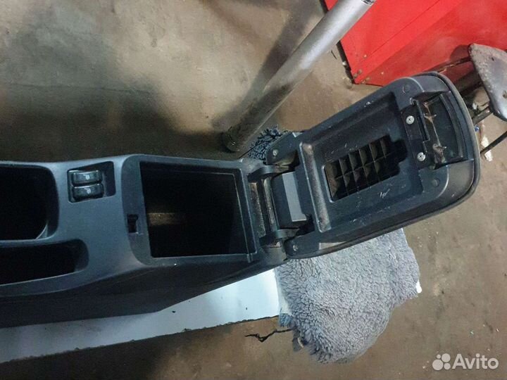 Подлокотник митсубиси лансер 10