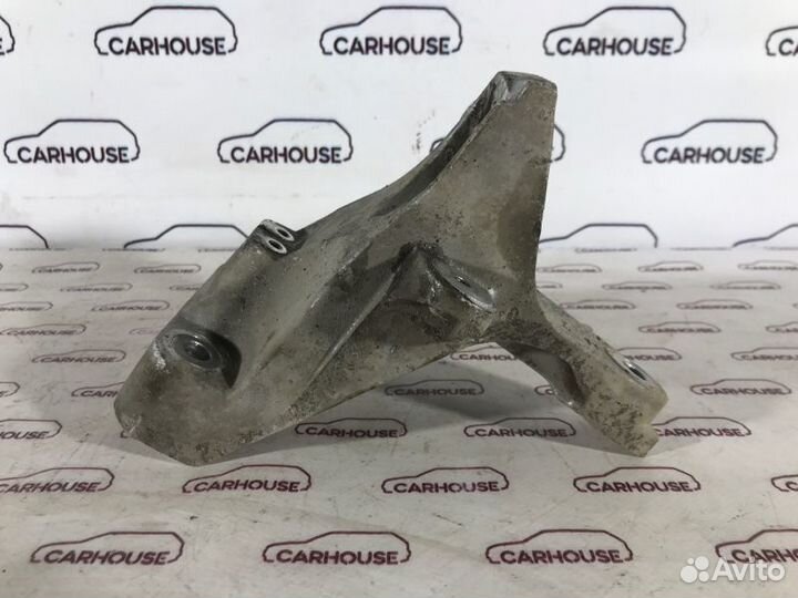 Кронштейн двигателя правый Volkswagen Touareg NF