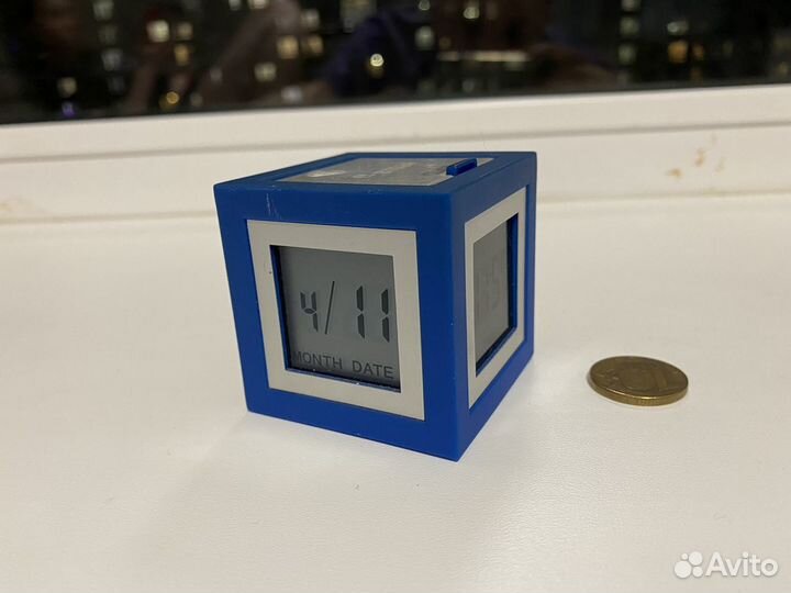 Часы кубик lexon