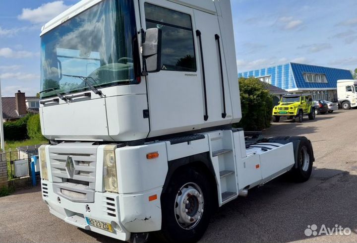 Pазбираем грузовик Renault Magnum III 2001-2008