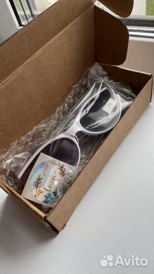 Очки солнцезащитные женские в белой оправе