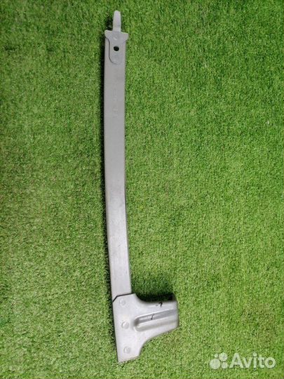 Направляющая стекла передняя левая Toyota Land