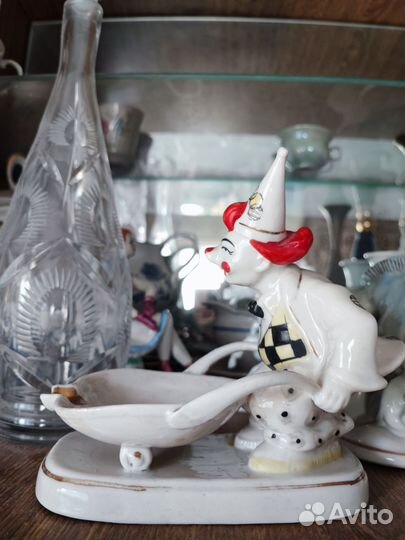 Фарфор статуэтка клоун с тележкой