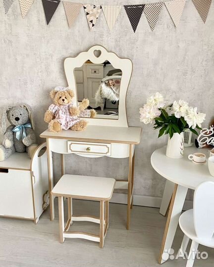 Набор мебели туалетный столик и стульчик детский