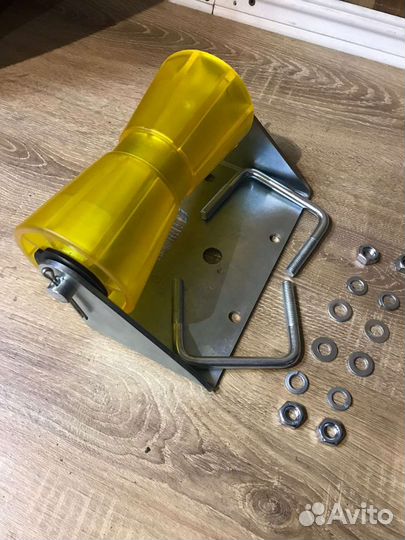 Килевой ролик с кронштейном